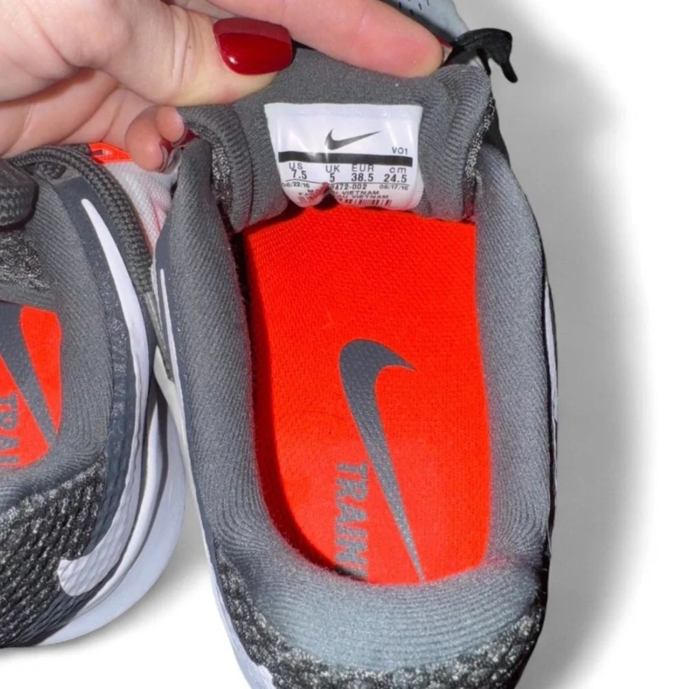 Nike Womens Athletic Shoes in black and white - Picture 4 of 5